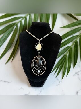 🖤CHICO’S🖤Silver-Tone Necklace with Cream & Black Reversible Center Ovals/NWT